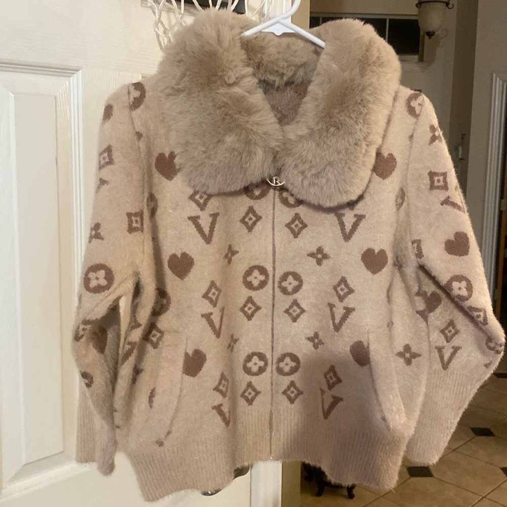 Beautiful beige sweater with zipper. NWOT. Fits size M.